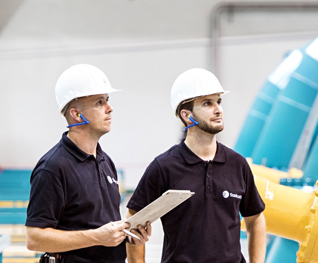 Två Statkraft-anställda inne i maskinhallen i pumpkraftverket i Erzhausen.