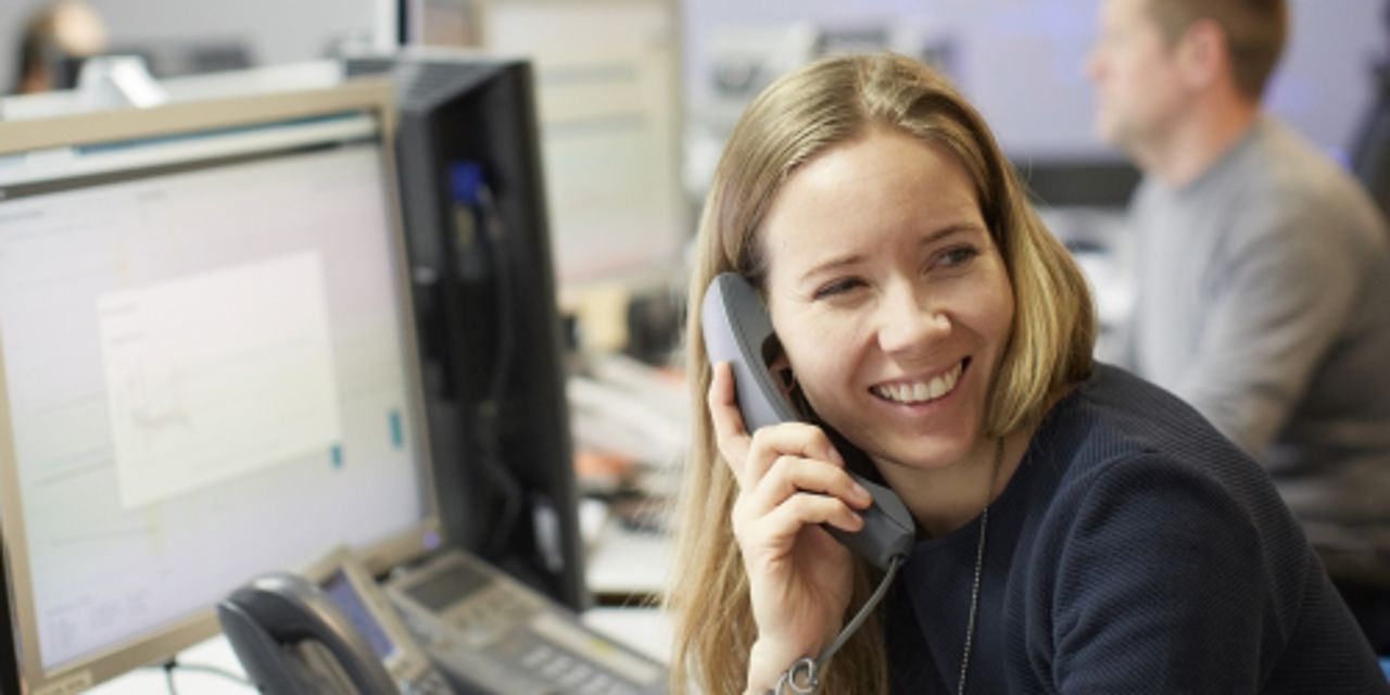 Kvinnlig Statkraft-medarbetare i telefon